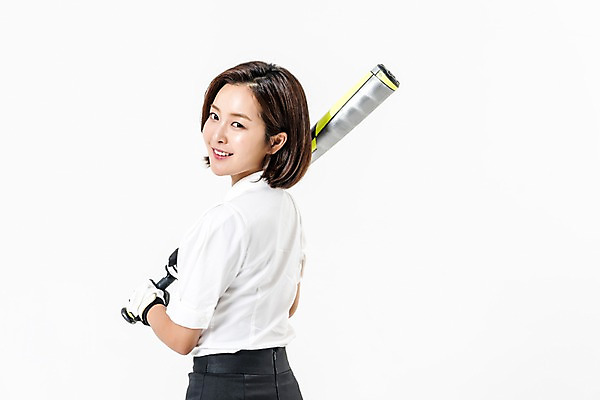 포토 JPG 스튜디오촬영 여자 실내 한명 웃음 들기 정장 상반신 20대 성인 뒷모습 야구 한국인 야구방망이 비즈니스우먼 뒤돌아보기 성인여자한명만 국내포토 1 옷 뷰포인트 비즈니스 모션 표정 사람 동양인 청년 내부 구기 야구용품 직장인 여자한명만 성인여자만 파일형식