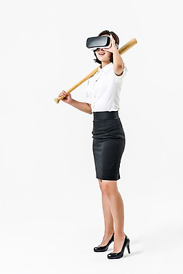 포토 JPG 스튜디오촬영 전신 여자 실내 한명 서기 들기 정장 20대 성인 옆모습 야구 한국인 야구방망이 비즈니스우먼 스마트 치마정장 3D안경 가상현실 성인여자한명만 오큘러스 VR기기 국내포토 1 옷 안경 뷰포인트 컨셉 비즈니스 모션 사람 동양인 청년 내부 치마 구기 기계 야구용품 직장인 여자한명만 성인여자만 파일형식