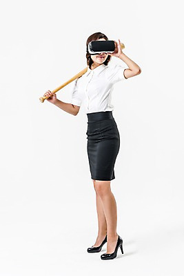 포토 JPG 스튜디오촬영 전신 여자 실내 한명 서기 들기 정장 20대 성인 옆모습 야구 한국인 야구방망이 비즈니스우먼 스마트 치마정장 3D안경 가상현실 성인여자한명만 오큘러스 VR기기 국내포토 1 옷 안경 뷰포인트 컨셉 비즈니스 모션 사람 동양인 청년 내부 치마 구기 기계 야구용품 직장인 여자한명만 성인여자만 파일형식