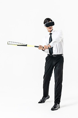 포토 JPG 스튜디오촬영 전신 남자 실내 한명 서기 들기 정장 20대 성인 앞모습 야구 한국인 야구방망이 비즈니스맨 스윙 스마트 3D안경 가상현실 성인남자한명만 오큘러스 VR기기 국내포토 1 옷 안경 뷰포인트 포즈 컨셉 비즈니스 모션 사람 동양인 청년 내부 구기 기계 야구용품 직장인 남자한명만 성인남자만 파일형식