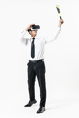 포토 JPG 스튜디오촬영 전신 응시 남자 실내 한명 서기 들기 정장 20대 성인 앞모습 야구 한국인 야구방망이 비즈니스맨 스윙 스마트 3D안경 가상현실 성인남자한명만 오큘러스 VR기기 국내포토 1 시선 옷 안경 뷰포인트 포즈 컨셉 비즈니스 모션 사람 동양인 청년 내부 구기 기계 야구용품 직장인 남자한명만 성인남자만 파일형식