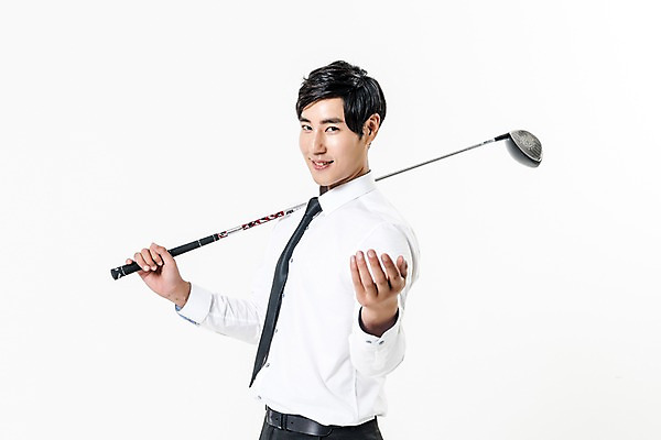 포토 JPG 스튜디오촬영 남자 골프 실내 한명 웃음 들기 정장 상반신 20대 성인 앞모습 골프채 한국인 비즈니스맨 성인남자한명만 국내포토 1 옷 뷰포인트 비즈니스 모션 골프용품 표정 사람 동양인 청년 내부 구기 직장인 남자한명만 성인남자만 파일형식