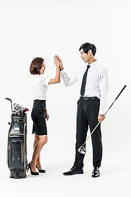 포토 JPG 스튜디오촬영 전신 여자 남자 골프 실내 서기 웃음 정장 20대 성인 두명 옆모습 마주보기 골프채 한국인 잡기 비즈니스맨 비즈니스우먼 손뼉 골프가방 하이파이브 성인만 국내포토 옷 뷰포인트 가방 비즈니스 모션 골프용품 표정 사람 동양인 손짓 청년 내부 구기 직장인 파일형식