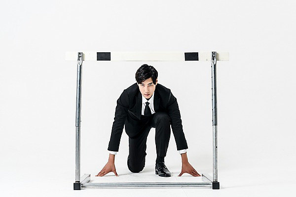 포토 JPG 스튜디오촬영 전신 남자 실내 한명 앉기 정장 20대 성인 앞모습 달리기 한국인 비즈니스맨 허들 육상스포츠 준비자세 허들경기 성인남자한명만 국내포토 1 옷 스포츠 뷰포인트 포즈 비즈니스 모션 사람 동양인 청년 내부 직장인 장애물 준비 남자한명만 성인남자만 파일형식