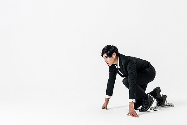 포토 JPG 스튜디오촬영 전신 남자 실내 한명 앉기 정장 20대 성인 옆모습 달리기 한국인 비즈니스맨 준비자세 스타팅블록 성인남자한명만 국내포토 1 옷 스포츠용품 뷰포인트 포즈 비즈니스 모션 사람 동양인 청년 내부 직장인 준비 남자한명만 성인남자만 파일형식