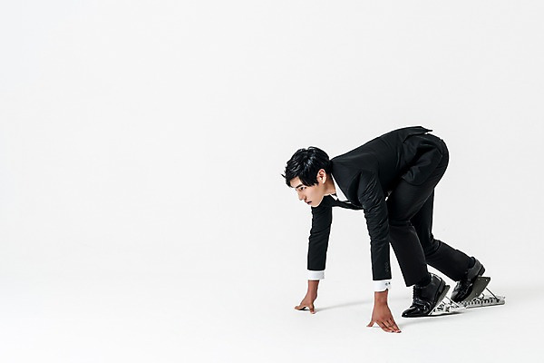 포토 JPG 스튜디오촬영 전신 남자 엎드리기 실내 한명 서기 정장 20대 성인 옆모습 달리기 한국인 비즈니스맨 준비자세 스타팅블록 성인남자한명만 국내포토 1 옷 스포츠용품 뷰포인트 포즈 비즈니스 모션 사람 동양인 청년 내부 직장인 준비 남자한명만 성인남자만 파일형식