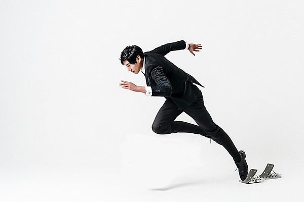 포토 JPG 스튜디오촬영 전신 남자 실내 한명 서기 정장 20대 성인 옆모습 달리기 한국인 비즈니스맨 스타팅블록 성인남자한명만 국내포토 1 옷 스포츠용품 뷰포인트 비즈니스 모션 사람 동양인 청년 내부 직장인 남자한명만 성인남자만 파일형식