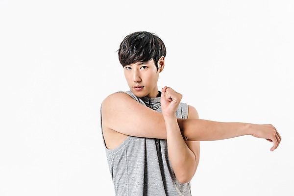 포토 JPG 스튜디오촬영 남자 실내 한명 상반신 20대 성인 앞모습 운동복 스트레칭 한국인 팔운동 성인남자한명만 국내포토 1 옷 뷰포인트 사람 동양인 청년 내부 운동 남자한명만 성인남자만 파일형식
