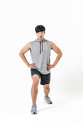 포토 JPG 스튜디오촬영 전신 남자 허리손 실내 한명 서기 20대 성인 앞모습 운동복 스트레칭 한국인 런지 성인남자한명만 국내포토 1 옷 뷰포인트 포즈 모션 사람 동양인 청년 내부 운동 남자한명만 성인남자만 파일형식