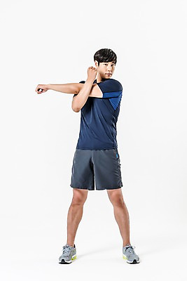 포토 JPG 스튜디오촬영 전신 남자 실내 한명 서기 20대 성인 앞모습 운동복 스트레칭 한국인 팔운동 성인남자한명만 국내포토 1 옷 뷰포인트 모션 사람 동양인 청년 내부 운동 남자한명만 성인남자만 파일형식