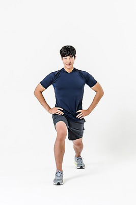 포토 JPG 스튜디오촬영 전신 남자 허리손 실내 한명 서기 20대 성인 앞모습 운동복 스트레칭 한국인 런지 하체운동 성인남자한명만 국내포토 1 옷 뷰포인트 포즈 모션 사람 동양인 청년 내부 운동 남자한명만 성인남자만 파일형식