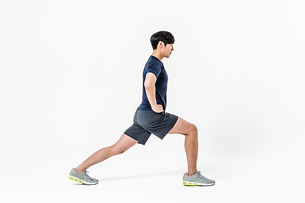 포토 JPG 스튜디오촬영 전신 남자 허리손 실내 한명 서기 20대 성인 옆모습 운동복 스트레칭 한국인 런지 하체운동 성인남자한명만 국내포토 1 옷 뷰포인트 포즈 모션 사람 동양인 청년 내부 운동 남자한명만 성인남자만 파일형식