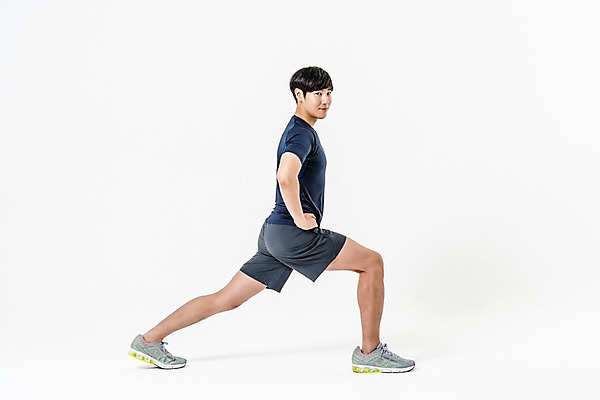 포토 JPG 스튜디오촬영 전신 남자 허리손 실내 한명 서기 20대 성인 옆모습 운동복 스트레칭 한국인 런지 하체운동 성인남자한명만 국내포토 1 옷 뷰포인트 포즈 모션 사람 동양인 청년 내부 운동 남자한명만 성인남자만 파일형식