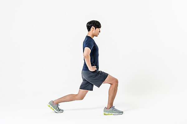 포토 JPG 스튜디오촬영 전신 남자 허리손 실내 한명 서기 20대 성인 옆모습 운동복 스트레칭 한국인 런지 하체운동 성인남자한명만 국내포토 1 옷 뷰포인트 포즈 모션 사람 동양인 청년 내부 운동 남자한명만 성인남자만 파일형식