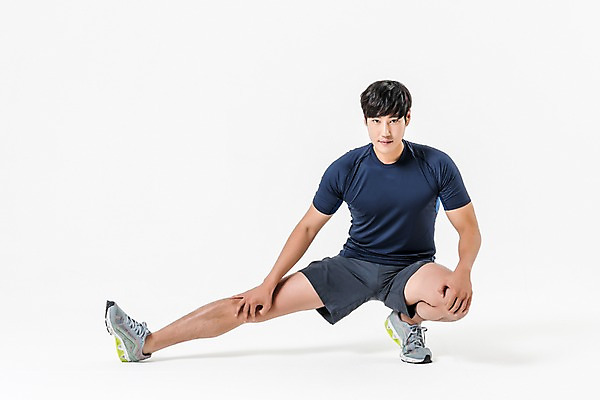 포토 JPG 스튜디오촬영 전신 남자 실내 한명 앉기 20대 성인 앞모습 운동복 스트레칭 한국인 하체운동 성인남자한명만 국내포토 1 옷 뷰포인트 모션 사람 동양인 청년 내부 운동 남자한명만 성인남자만 파일형식