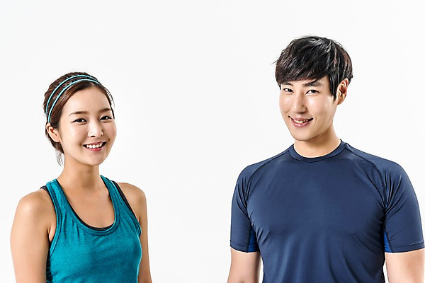 포토 JPG 스튜디오촬영 여자 남자 포즈 실내 웃음 상반신 20대 성인 두명 앞모습 운동복 운동 한국인 성인만 국내포토 옷 뷰포인트 표정 건강 사람 동양인 청년 내부 파일형식