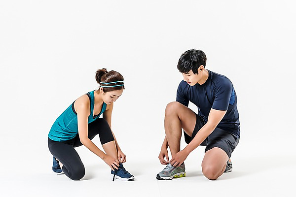 포토 JPG 스튜디오촬영 전신 여자 남자 실내 앉기 20대 성인 두명 옆모습 운동복 운동 한국인 신발끈묶기 성인만 국내포토 옷 뷰포인트 모션 건강 사람 동양인 청년 내부 묶기 신발끈 파일형식