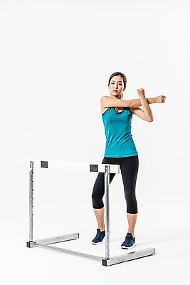 포토 JPG 스튜디오촬영 전신 여자 실내 한명 서기 20대 성인 앞모습 운동복 스트레칭 한국인 허들 육상스포츠 팔운동 육상선수 장애물달리기 허들경기 성인여자한명만 국내포토 1 옷 스포츠 뷰포인트 모션 운동선수 사람 동양인 경기 청년 내부 운동 장애물 여자한명만 성인여자만 파일형식