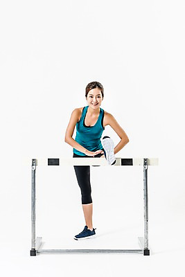 포토 JPG 스튜디오촬영 전신 여자 실내 한명 서기 웃음 20대 성인 앞모습 운동복 스트레칭 한국인 허들 육상스포츠 육상선수 장애물달리기 하체운동 허들경기 성인여자한명만 국내포토 1 옷 스포츠 뷰포인트 모션 운동선수 표정 사람 동양인 경기 청년 내부 운동 장애물 여자한명만 성인여자만 파일형식