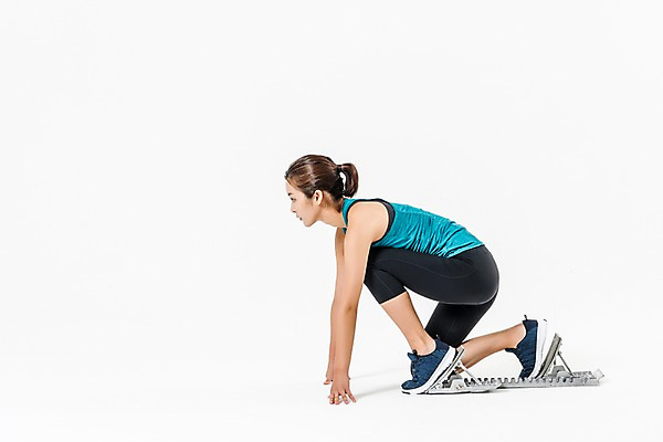 포토 JPG 스튜디오촬영 전신 여자 실내 한명 앉기 20대 성인 옆모습 운동복 달리기 한국인 육상스포츠 육상선수 준비자세 스타팅블록 성인여자한명만 국내포토 1 옷 스포츠용품 스포츠 뷰포인트 포즈 모션 운동선수 사람 동양인 청년 내부 준비 여자한명만 성인여자만 파일형식