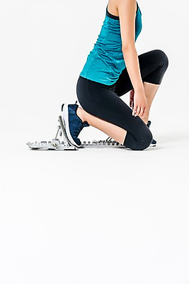 포토 JPG 스튜디오촬영 여자 실내 한명 앉기 20대 성인 옆모습 운동복 달리기 한국인 하반신 육상스포츠 육상선수 준비자세 스타팅블록 성인여자한명만 국내포토 1 옷 스포츠용품 스포츠 뷰포인트 포즈 모션 운동선수 사람 동양인 청년 내부 준비 여자한명만 성인여자만 파일형식