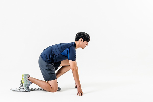 포토 JPG 스튜디오촬영 전신 남자 실내 한명 앉기 20대 성인 옆모습 운동복 달리기 한국인 육상스포츠 육상선수 준비자세 스타팅블록 성인남자한명만 국내포토 1 옷 스포츠용품 스포츠 뷰포인트 포즈 모션 운동선수 사람 동양인 청년 내부 준비 남자한명만 성인남자만 파일형식