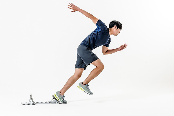 포토 JPG 스튜디오촬영 전신 남자 실내 한명 서기 20대 성인 옆모습 운동복 달리기 한국인 육상스포츠 육상선수 스타팅블록 성인남자한명만 국내포토 1 옷 스포츠용품 스포츠 뷰포인트 모션 운동선수 사람 동양인 청년 내부 남자한명만 성인남자만 파일형식