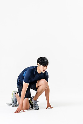 포토 JPG 스튜디오촬영 전신 남자 실내 한명 앉기 20대 성인 옆모습 운동복 달리기 한국인 육상스포츠 육상선수 준비자세 스타팅블록 성인남자한명만 국내포토 1 옷 스포츠용품 스포츠 뷰포인트 포즈 모션 운동선수 사람 동양인 청년 내부 준비 남자한명만 성인남자만 파일형식