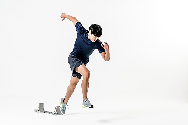 포토 JPG 스튜디오촬영 전신 남자 실내 한명 서기 20대 성인 앞모습 운동복 달리기 한국인 육상스포츠 육상선수 스타팅블록 성인남자한명만 국내포토 1 옷 스포츠용품 스포츠 뷰포인트 모션 운동선수 사람 동양인 청년 내부 남자한명만 성인남자만 파일형식