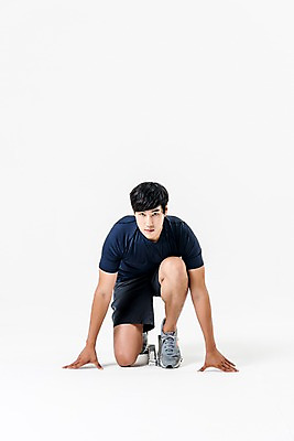 포토 JPG 스튜디오촬영 전신 남자 실내 한명 앉기 20대 성인 앞모습 운동복 달리기 한국인 육상스포츠 육상선수 준비자세 스타팅블록 성인남자한명만 국내포토 1 옷 스포츠용품 스포츠 뷰포인트 포즈 모션 운동선수 사람 동양인 청년 내부 준비 남자한명만 성인남자만 파일형식