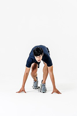 포토 JPG 스튜디오촬영 전신 남자 엎드리기 실내 한명 20대 성인 앞모습 운동복 달리기 한국인 육상스포츠 육상선수 준비자세 스타팅블록 성인남자한명만 국내포토 1 옷 스포츠용품 스포츠 뷰포인트 포즈 모션 운동선수 사람 동양인 청년 내부 준비 남자한명만 성인남자만 파일형식