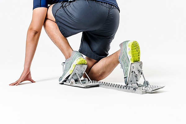 포토 JPG 스튜디오촬영 남자 실내 한명 앉기 20대 성인 뒷모습 운동복 달리기 한국인 하반신 육상스포츠 육상선수 준비자세 스타팅블록 성인남자한명만 국내포토 1 옷 스포츠용품 스포츠 뷰포인트 포즈 모션 운동선수 사람 동양인 청년 내부 준비 남자한명만 성인남자만 파일형식