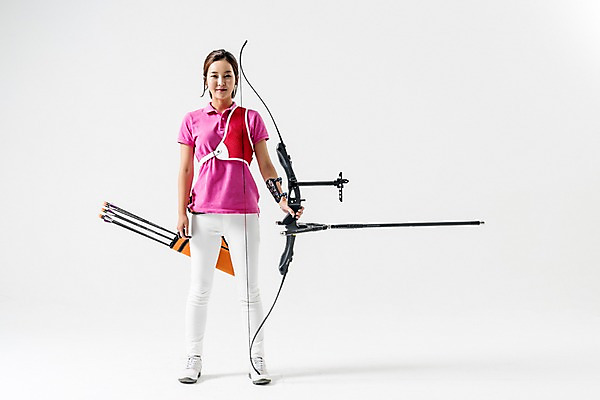 포토 JPG 스튜디오촬영 전신 여자 화살 실내 한명 서기 미소 들기 20대 성인 앞모습 운동복 한국인 활 양궁 양궁선수 활집 성인여자한명만 국내포토 1 옷 스포츠 뷰포인트 모션 운동선수 표정 사람 동양인 청년 내부 여자한명만 성인여자만 파일형식