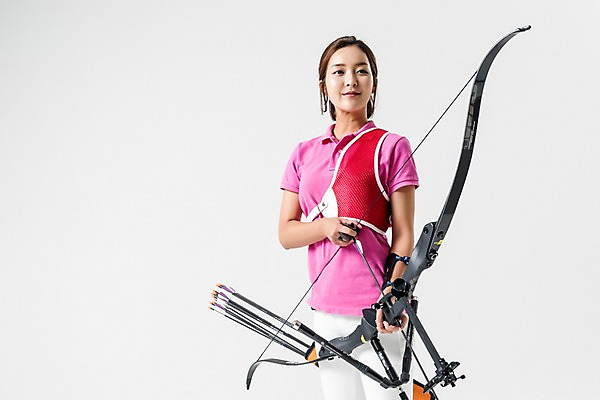 포토 JPG 스튜디오촬영 여자 화살 실내 한명 미소 들기 상반신 20대 성인 앞모습 운동복 한국인 활 양궁 양궁선수 활집 성인여자한명만 국내포토 1 옷 스포츠 뷰포인트 모션 운동선수 표정 사람 동양인 청년 내부 여자한명만 성인여자만 파일형식