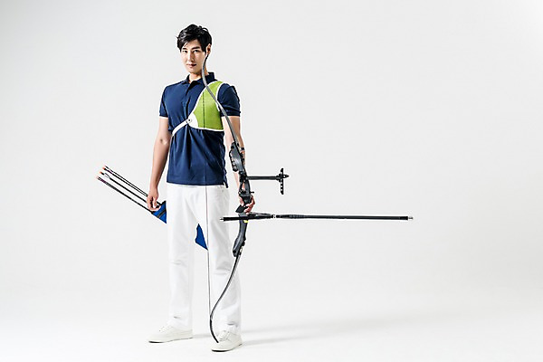 포토 JPG 스튜디오촬영 전신 남자 화살 실내 한명 서기 들기 20대 성인 앞모습 운동복 한국인 활 양궁 양궁선수 활집 성인남자한명만 국내포토 1 옷 스포츠 뷰포인트 모션 운동선수 사람 동양인 청년 내부 남자한명만 성인남자만 파일형식
