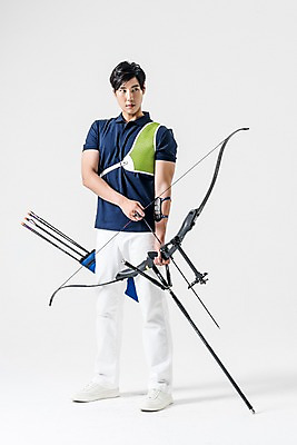 포토 JPG 스튜디오촬영 전신 남자 화살 실내 한명 서기 들기 20대 성인 앞모습 운동복 한국인 활 양궁 양궁선수 활집 성인남자한명만 국내포토 1 옷 스포츠 뷰포인트 모션 운동선수 사람 동양인 청년 내부 남자한명만 성인남자만 파일형식