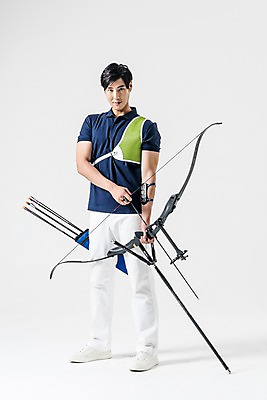 포토 JPG 스튜디오촬영 전신 남자 화살 실내 한명 서기 들기 20대 성인 앞모습 운동복 한국인 활 양궁 양궁선수 활집 성인남자한명만 국내포토 1 옷 스포츠 뷰포인트 모션 운동선수 사람 동양인 청년 내부 남자한명만 성인남자만 파일형식
