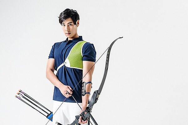 포토 JPG 스튜디오촬영 남자 화살 실내 한명 들기 상반신 20대 성인 앞모습 운동복 한국인 활 양궁 양궁선수 활집 성인남자한명만 국내포토 1 옷 스포츠 뷰포인트 모션 운동선수 사람 동양인 청년 내부 남자한명만 성인남자만 파일형식