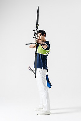 포토 JPG 스튜디오촬영 전신 남자 화살 실내 한명 서기 들기 20대 성인 옆모습 운동복 한국인 활 양궁 조준 양궁선수 활집 성인남자한명만 국내포토 1 옷 스포츠 뷰포인트 모션 운동선수 사람 동양인 청년 내부 남자한명만 성인남자만 파일형식