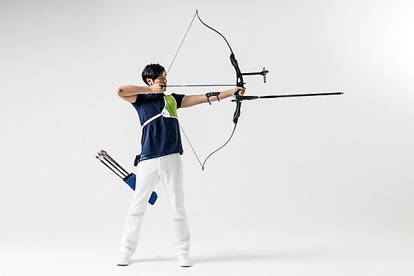 포토 JPG 스튜디오촬영 전신 남자 화살 실내 한명 서기 들기 20대 성인 옆모습 운동복 한국인 활 양궁 조준 양궁선수 활집 성인남자한명만 국내포토 1 옷 스포츠 뷰포인트 모션 운동선수 사람 동양인 청년 내부 남자한명만 성인남자만 파일형식