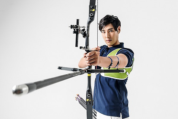 포토 JPG 스튜디오촬영 남자 화살 실내 한명 들기 상반신 20대 성인 앞모습 운동복 한국인 활 양궁 조준 양궁선수 성인남자한명만 국내포토 1 옷 스포츠 뷰포인트 모션 운동선수 사람 동양인 청년 내부 남자한명만 성인남자만 파일형식