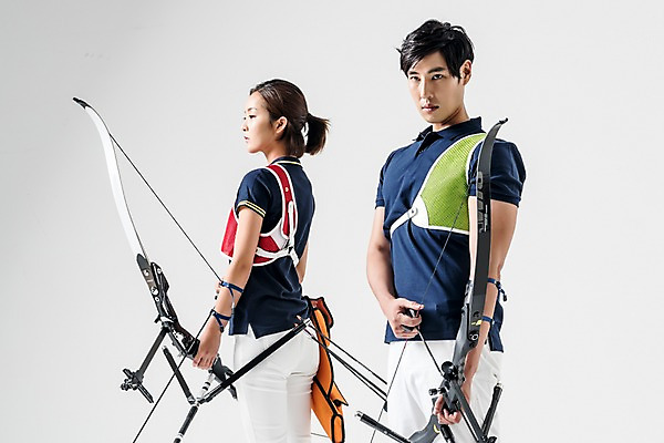 포토 JPG 스튜디오촬영 여자 남자 화살 실내 들기 상반신 20대 성인 두명 옆모습 운동복 한국인 활 양궁 양궁선수 성인만 국내포토 옷 스포츠 뷰포인트 모션 운동선수 사람 동양인 청년 내부 파일형식