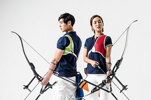 포토 JPG 스튜디오촬영 여자 남자 화살 실내 들기 상반신 20대 성인 두명 옆모습 운동복 한국인 활 양궁 양궁선수 성인만 국내포토 옷 스포츠 뷰포인트 모션 운동선수 사람 동양인 청년 내부 파일형식