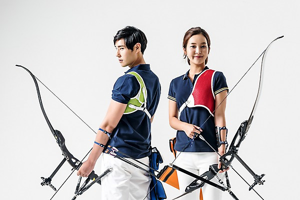 포토 JPG 스튜디오촬영 여자 남자 화살 실내 미소 들기 상반신 20대 성인 두명 옆모습 운동복 한국인 활 양궁 양궁선수 성인만 국내포토 옷 스포츠 뷰포인트 모션 운동선수 표정 사람 동양인 청년 내부 파일형식
