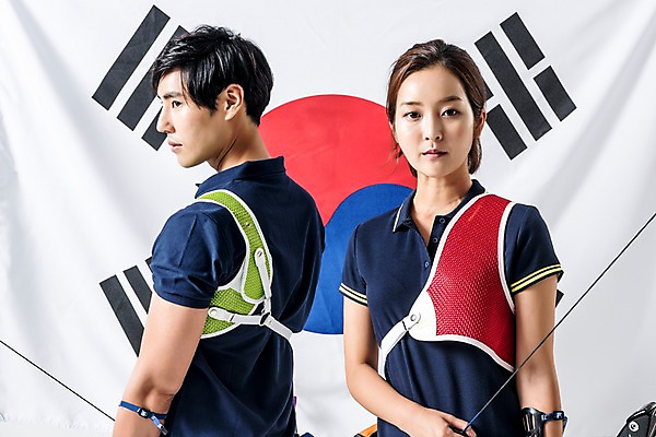 포토 JPG 스튜디오촬영 여자 남자 화살 실내 들기 상반신 20대 성인 두명 옆모습 운동복 한국인 태극기 활 양궁 양궁선수 국가대표 성인만 국내포토 옷 스포츠 뷰포인트 모션 운동선수 사람 동양인 청년 내부 국기 파일형식