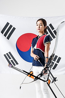 포토 JPG 스튜디오촬영 여자 화살 실내 한명 서기 들기 상반신 20대 성인 앞모습 운동복 한국인 태극기 활 양궁 양궁선수 국가대표 성인여자한명만 국내포토 1 옷 스포츠 뷰포인트 모션 운동선수 사람 동양인 청년 내부 국기 여자한명만 성인여자만 파일형식