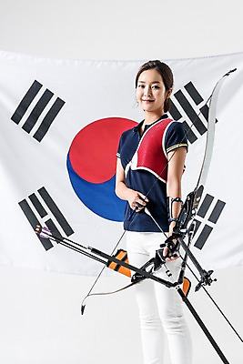 포토 JPG 스튜디오촬영 여자 화살 실내 한명 서기 미소 들기 상반신 20대 성인 앞모습 운동복 한국인 태극기 활 양궁 양궁선수 국가대표 성인여자한명만 국내포토 1 옷 스포츠 뷰포인트 모션 운동선수 표정 사람 동양인 청년 내부 국기 여자한명만 성인여자만 파일형식