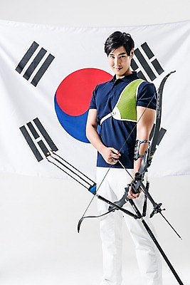 포토 JPG 스튜디오촬영 남자 화살 실내 한명 서기 미소 들기 상반신 20대 성인 앞모습 운동복 한국인 태극기 활 양궁 양궁선수 국가대표 성인남자한명만 국내포토 1 옷 스포츠 뷰포인트 모션 운동선수 표정 사람 동양인 청년 내부 국기 남자한명만 성인남자만 파일형식