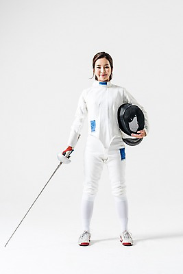 포토 JPG 스튜디오촬영 전신 여자 실내 한명 서기 웃음 들기 20대 성인 앞모습 한국인 헬멧 보호장비 펜싱 펜싱선수 펜싱검 펜싱복 성인여자한명만 국내포토 1 스포츠 뷰포인트 유니폼 모션 운동선수 표정 사람 동양인 청년 내부 장비 펜싱용품 여자한명만 성인여자만 파일형식