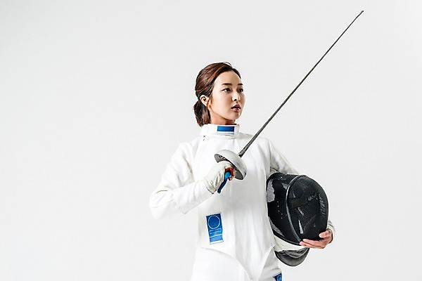 포토 JPG 스튜디오촬영 여자 실내 한명 들기 상반신 20대 성인 앞모습 한국인 헬멧 펜싱 펜싱선수 펜싱검 펜싱복 성인여자한명만 국내포토 1 스포츠 뷰포인트 유니폼 모션 운동선수 사람 동양인 청년 내부 보호장비 펜싱용품 여자한명만 성인여자만 파일형식